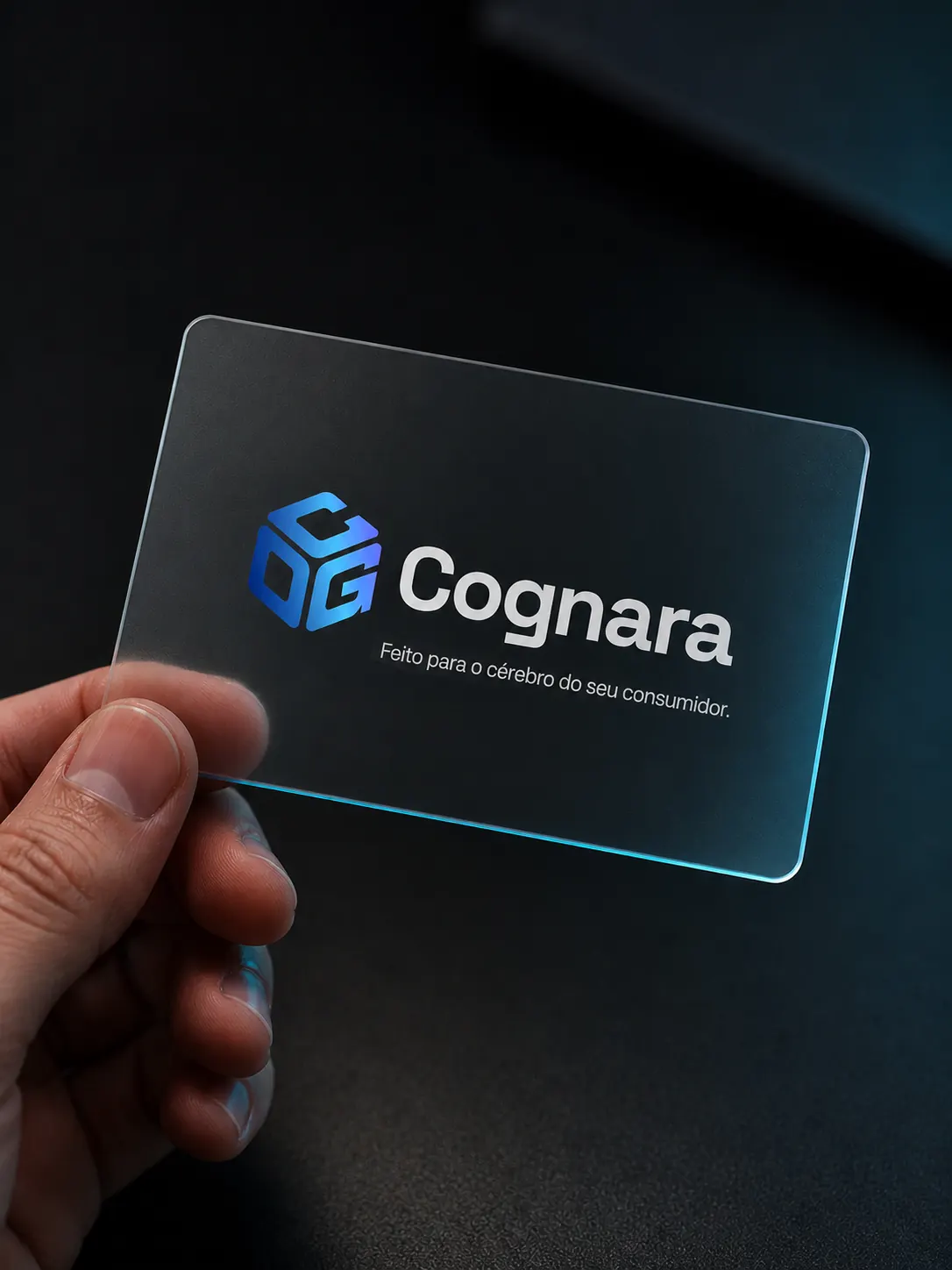 Cartão transparente da Cognara na mão