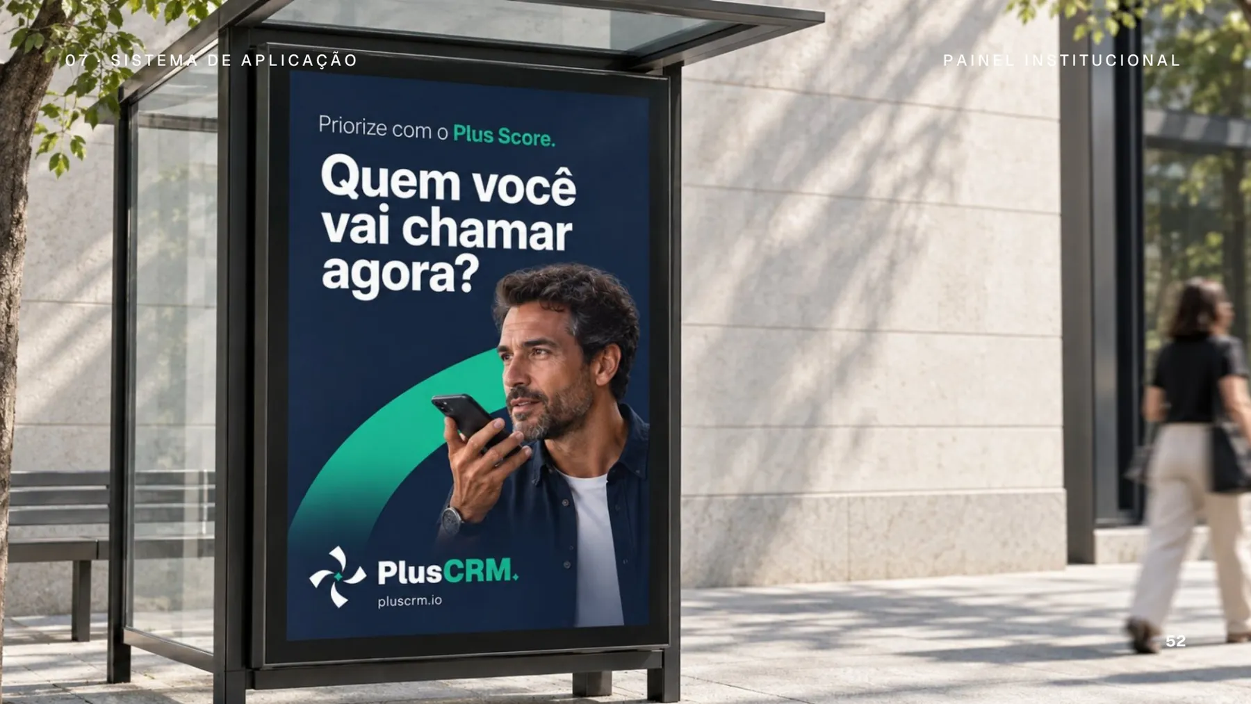 Ponto de ônibus com anúncio da PlusCRM: Quem você vai chamar agora?