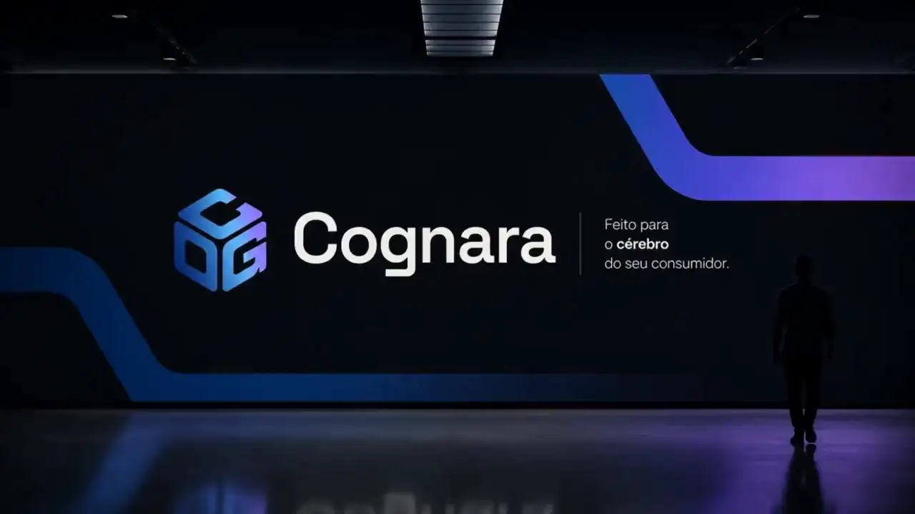 Palco escuro com a marca Cognara iluminada em azul e violeta